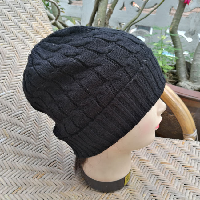 หมวกไหมพรม Uniqlo สีดำพื้น ไหมพรม 2 ชั้น ลายสวย