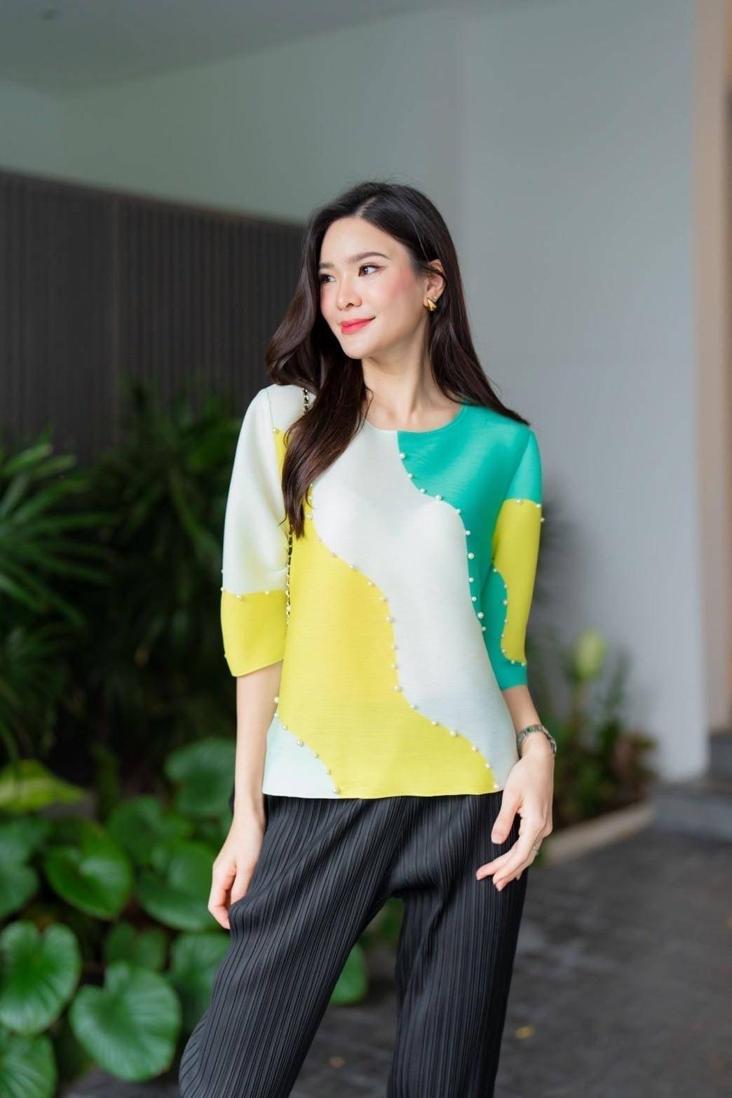 เสื้อคอกลม แขนพองตุ๊กตา 4 ส่วน แพตเทิร์นสวยงามรุ่นนี้ตัดต่อ สลับสี ทั้งช่วงลำตัว และแขน บวกกับประดับมุก แน่นๆ ใส่สบาย : สินค้าคุณภาพ (พร้อมส่ง)