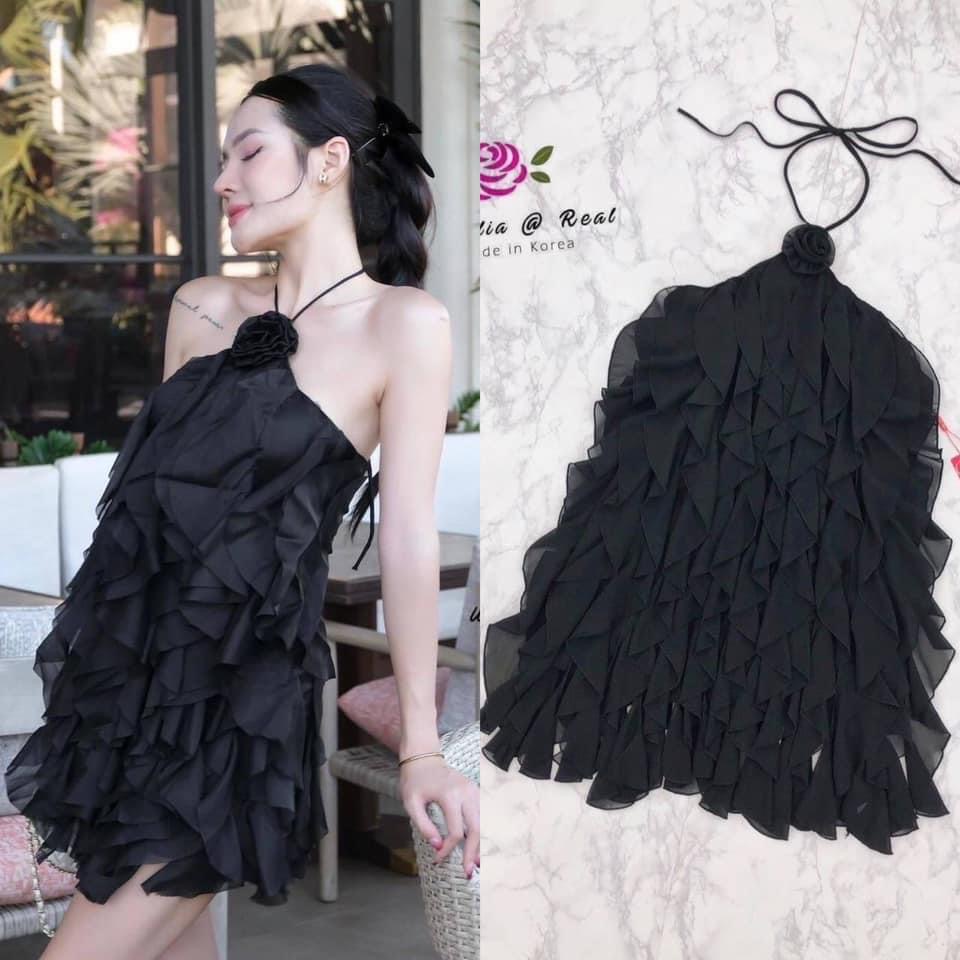 Dress :: เดรสคล้องคอตัวสวย เนื้อผ้า ชีฟองสวยพริ้ว เป็นระบายย้วยสวยทั้งตัว ช่วงอก แต่งดอกกุหลาบเก๋พร้อมสายคล้องคอสวย งาน เกรดพรีเมี่ยม : สินค้าคุณภาพ (พร้อมส่ง)