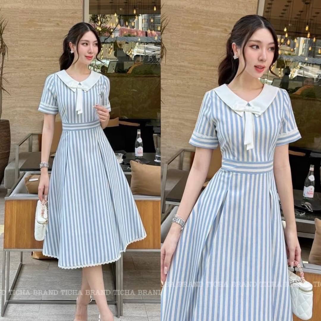 มินิเดรสแขนสั้นสีฟ้าลายทาง ดีเทลแต่งปกขาวและเย็บติดโบว์ขาวที่อก น่ารักมากๆ ช่วงกระโปรงจับจับใหญ่ให้ทรงสวย ใส่สบาย : สินค้าคุณภาพ (พร้อมส่ง)