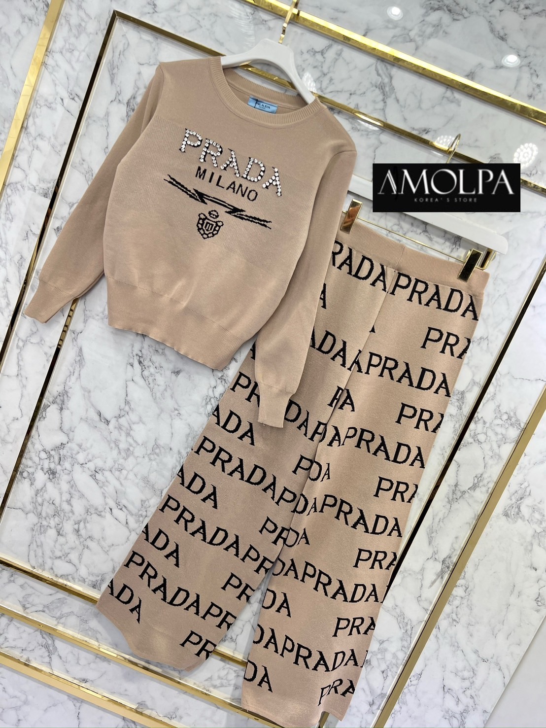 SET PRADA เสื้อ+กางเกง งานสวย ผ้าไหมพรม นุ่มมม แน่นนน ......มาพร้อมกางเกง งานอย่างดี : สินค้าคุณภาพ (พร้อมส่ง)
