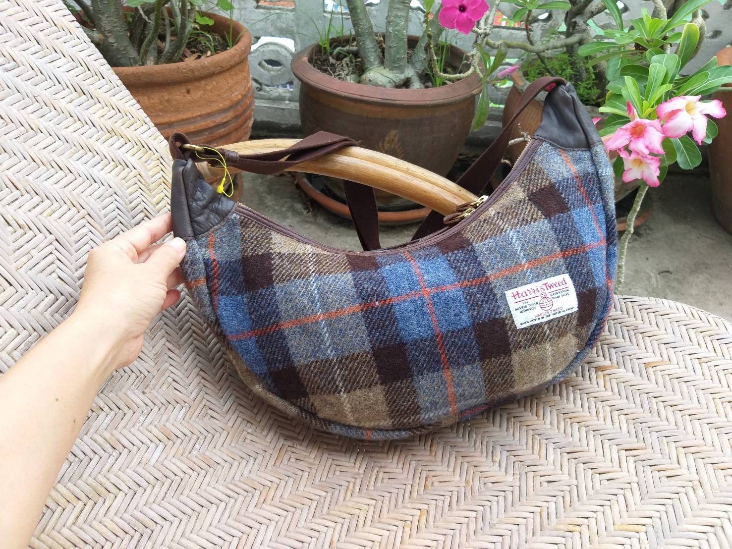 กระเป๋าสะพายผ้าขนสัตว์ HARRIS TWEED (ของใหม่)