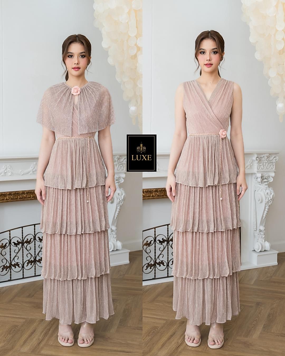 แม็กซี่เดรสคอวีป้ายแขนกุด มาพร้อม เสื้อคลุมติดกระดุมเปิดได้ กระโปรงบานจีบรูด ระบาย4ชั้น มาพร้อมโบว์สำหรับผูกเอว ทำจาก ผ้าราเม่ผสมดิ้นเมทัลลิค เนื้อนุ่มยืดหยุ่น มีซิป ซ่อนและซับในเต็มตัว ใส่สบาย : สินค้าคุณภาพ (พร้อมส่ง)