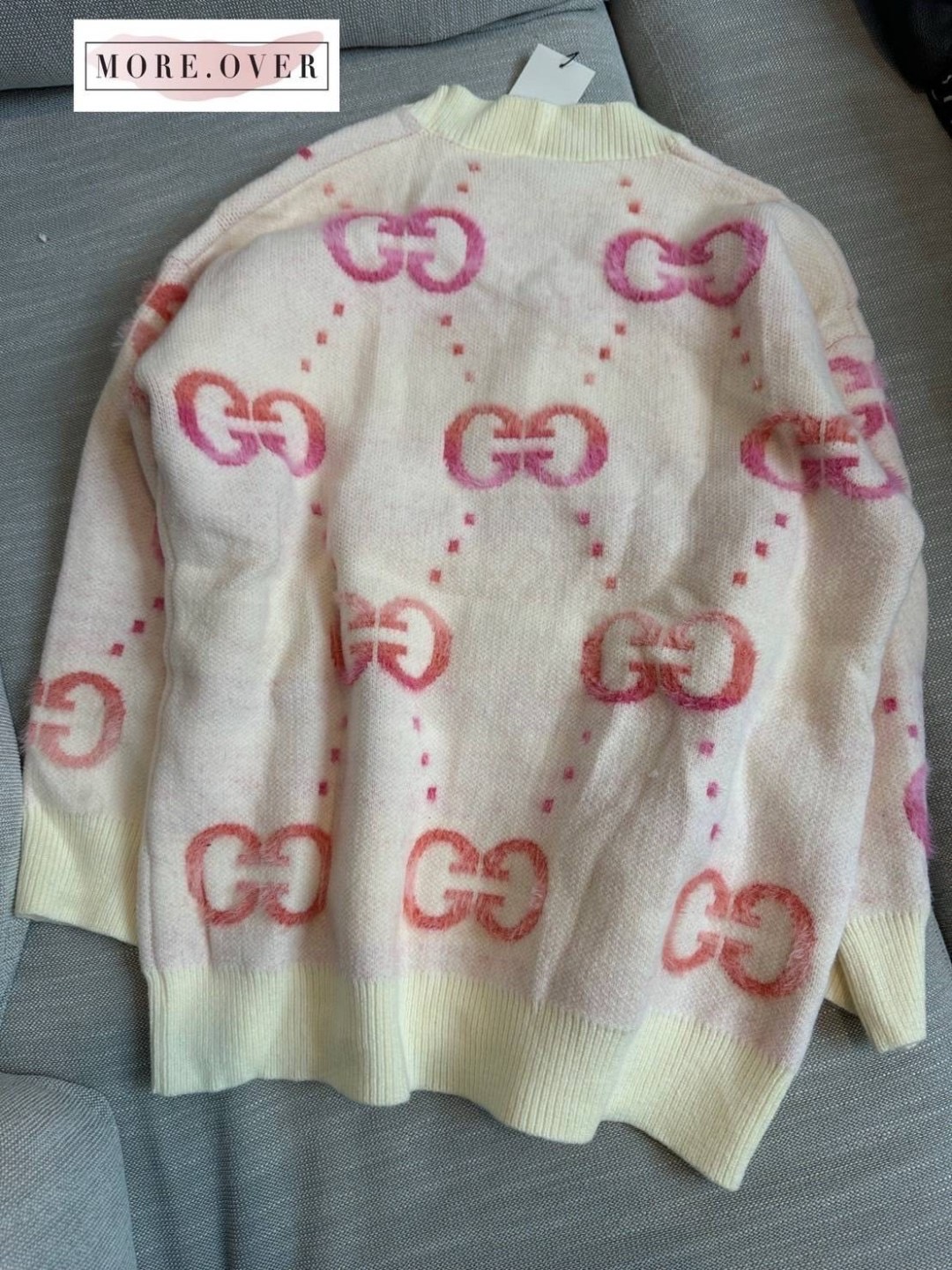 เสื้อคลุมไหมพรมตัวยาวลายสีขาวลายโลโก้ แบรนด์สีชมพูทั้งตัว GG ใส่สบาย : สินค้าคุณภาพ (พร้อมส่ง)