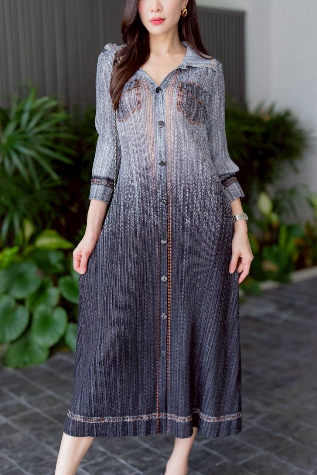 เดรสคลุมเข่า ทรงคอปก แขนสั้น แพทเทิร์นอัดพลีทเข้าเคิร์ฟ ทรงสวย Premium 👍🏻 พิมพ์ลายยีนส์ ทั้งตัว ดีเทลแน่นๆ ใส่สบาย : สินค้าคุณภาพ (พร้อมส่ง)