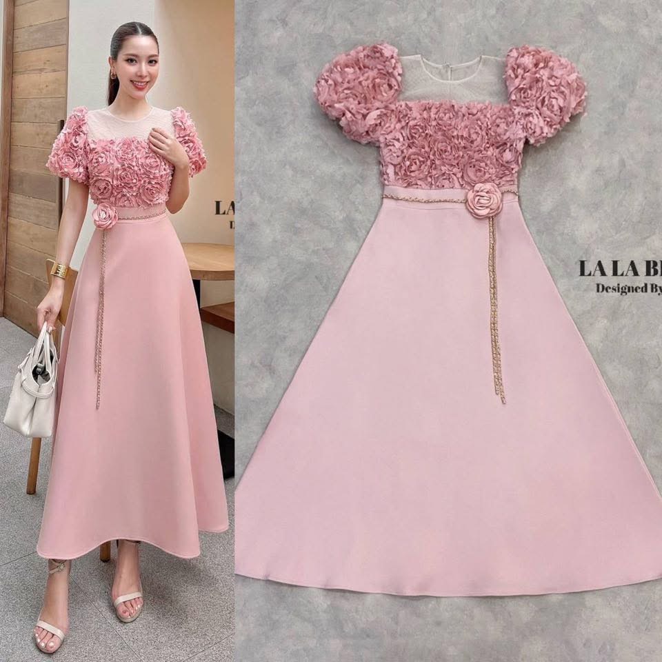 เดรสเจ้าหญิงช่วงตัวเสื้อเป็นผ้าดอกกุหลาบนิ่มๆแขนตุ๊กตาแต่งซีทูใส่แล้วไม่ตันเอวเข้ารูปกระโปรงทรงเจ้าหญิงตัดขอบเอว+ เข็มขัดโซ่ดอกไม้ ชุดนี้ผ้าสูทอัดกาว ใส่สบาย : สินค้าคุณภาพ (พร้อมส่ง)