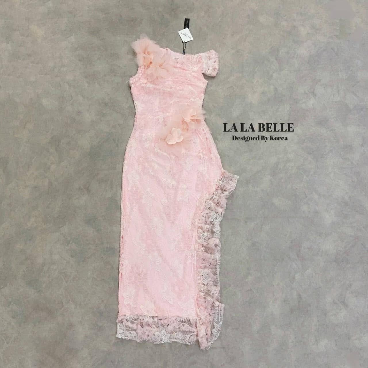 แม็กซี่เดรสลูกไม้คอปาดไหล่1ข้างเอวเข้ารูปเย็บจีบเข้าทรงช่วงเอวกระโปรงยางผ่าข้างยาวเฉียงแต่งดอไม้สามมิติ ใส่สบาย : สินค้าคุณภาพ (พร้อมส่ง)