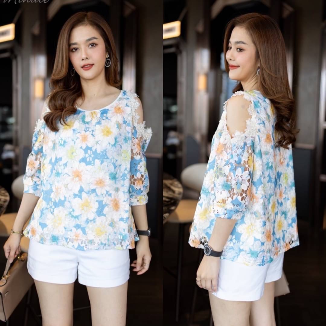 เสื้อผ้าลูกไม้เนื้อหนาเกรดพรีเมี่ยม พิมพ์ลาย ดอกดีเทลเว้าหัวไหล่แต่งดอกไม้3มิติรอบๆ เสื้อน่ารักมากค่ะ มีซับในทั้งตัว ใส่สบาย : สินค้าคุณภาพ (พร้อมส่ง)