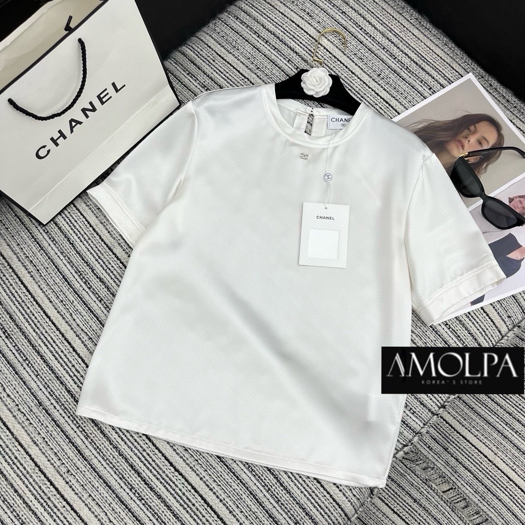 SET CC PAJAMAS SILK 2024SS ส๊วยยม๊ากกก ตัวเสื้อเป็นเสื้อแชนสั้น ติด LOGO มาพร้อมกางเกงสุดแสนน่ารักเข้ากันได้ดี๊ . สินค้าคุณภาพ (พร้อมส่ง)