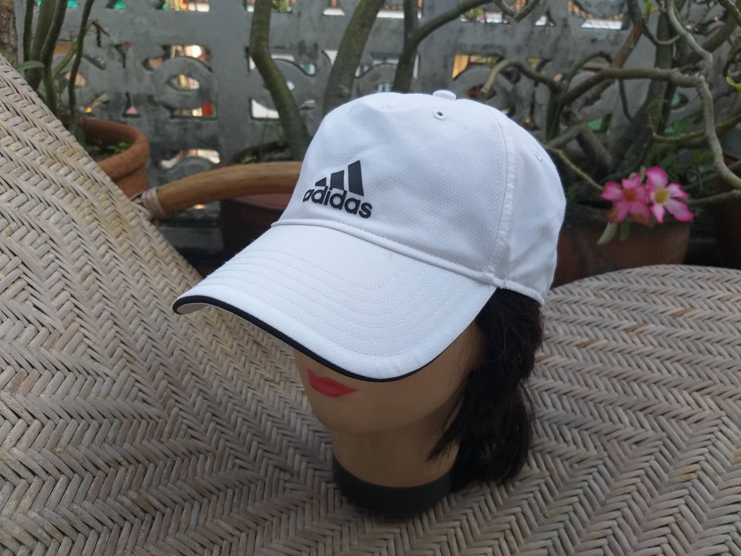 หมวกแก๊ป adidas สีขาว