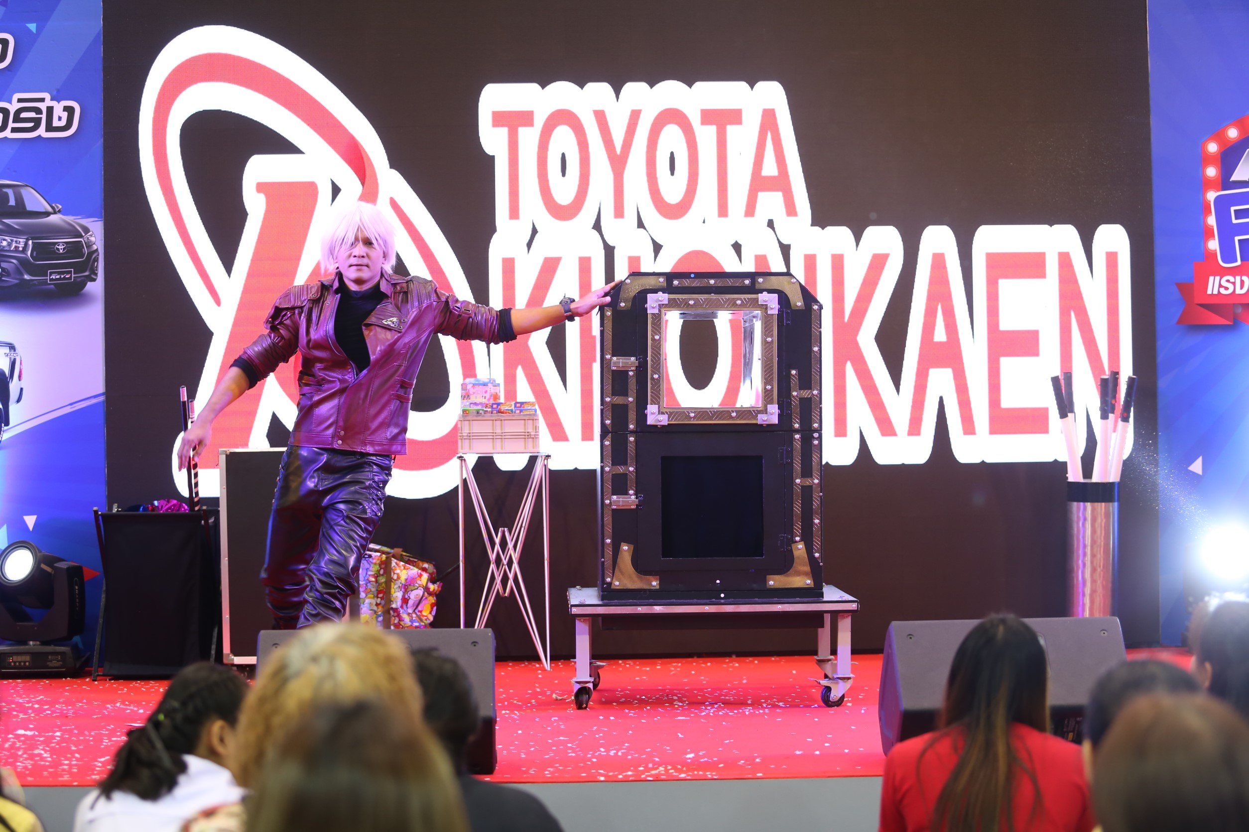 มายากล นักมายากล การแสดง โชว์ Magic Show "งาน HILUX REVO FESTIVAL 2019" 05/07/2562