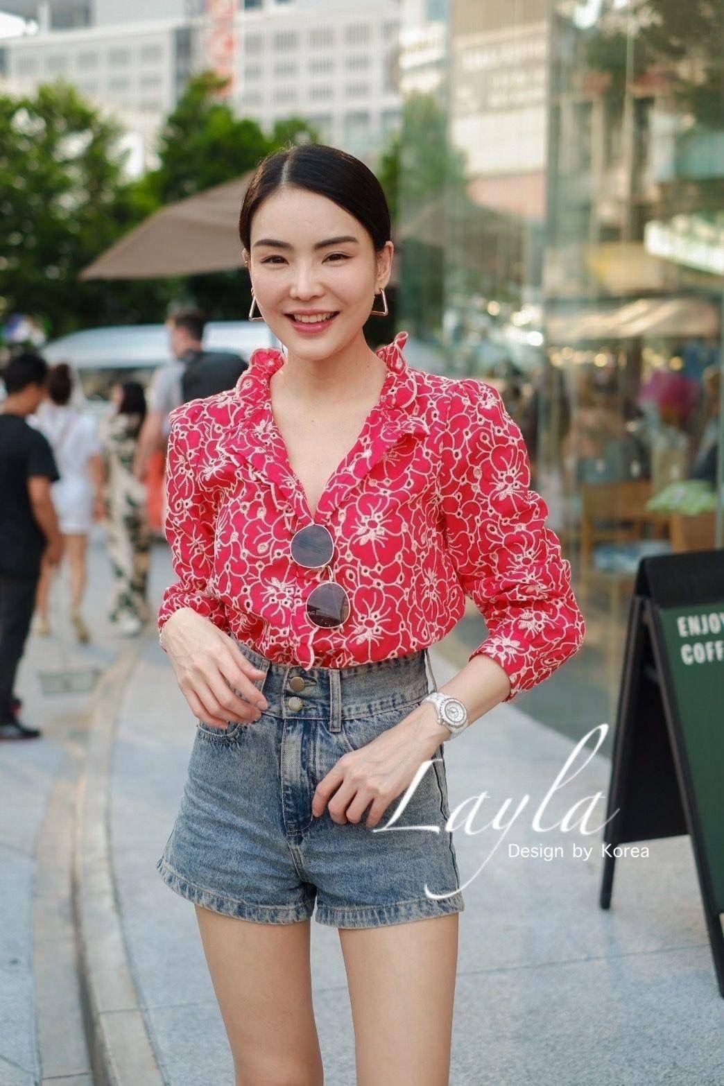 เสื้อปักฉลุลายดอกไม้ แบรนด์ sezane แบรนด์ที่กำลังมาแรงจากParis ทรงเชิ้ตคอระบายต่อยาวถึงแถบกระดุม ใส่สบาย : สินค้าคุณภาพ (พร้อมส่ง)