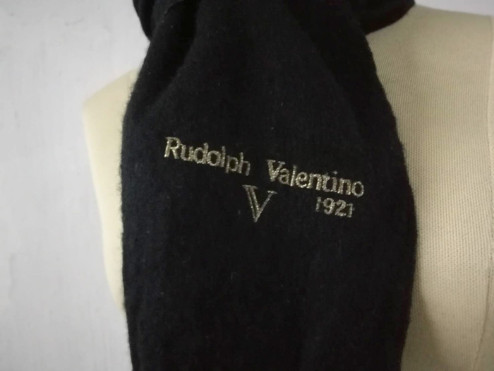 ผ้าพันคอขนสัตว์ Rudolph Valentino สีดำพื้น