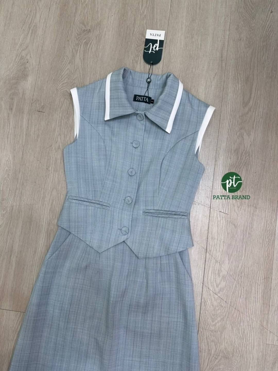 Set 2 ชิ้น เทาลายตารางเสื้อคอปกแขนล้ำ เย็บต่อปกขาว กุ๊นปลายแขนสีขาว อกมีกระดุมหน้า ใช้งานได้จริง แต่งปกกระเป๋าหลอกเก๋ๆ ดีไซน์สวย มากพร้อมกับกระโปรงยาวทรงตรงทรงสอบดีไซน์ผ่าหลัง ใส่สบาย : สินค้าคุณภาพ (พร้อมส่ง)