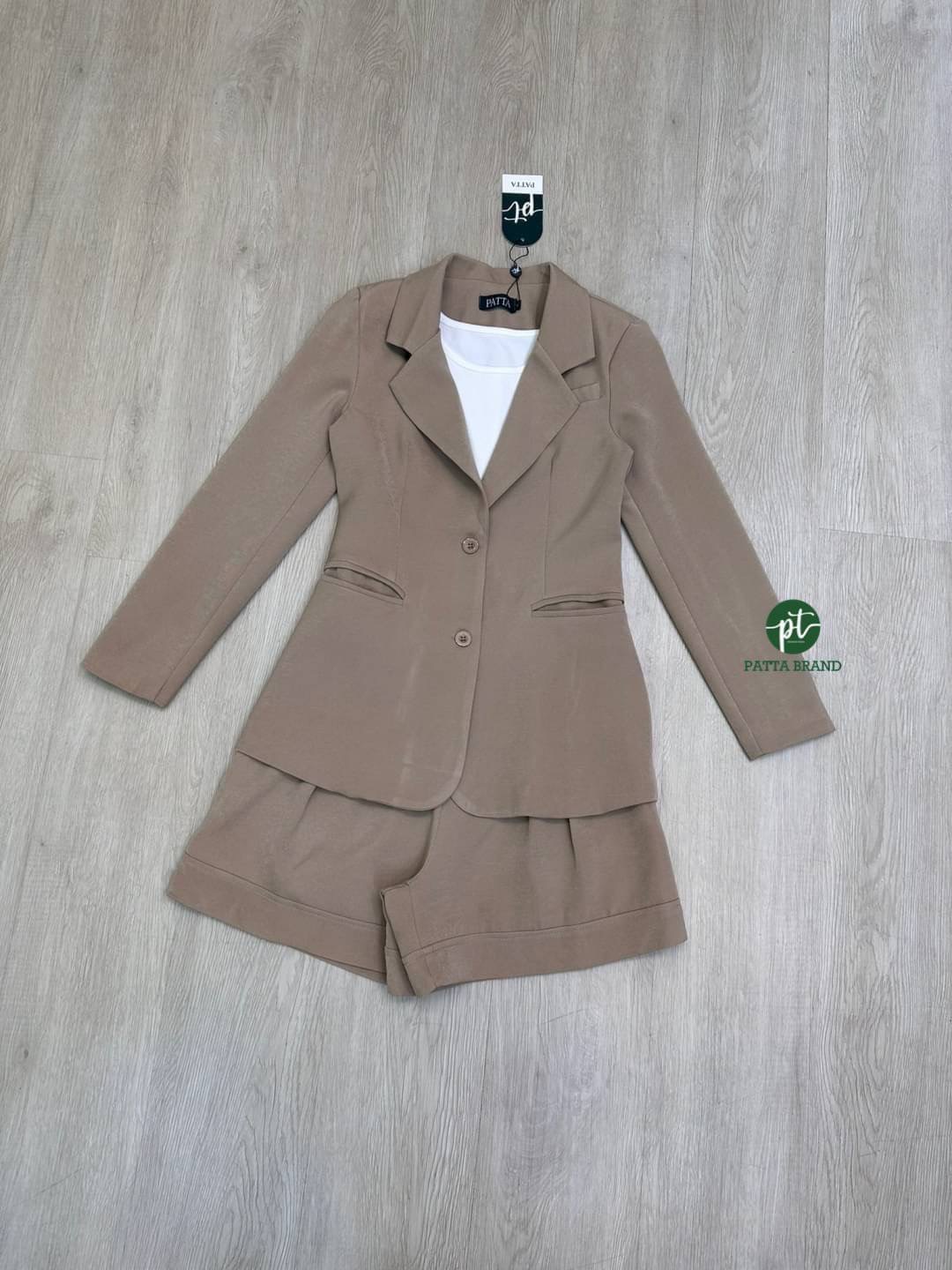 Set สูท3 ชิ้น เสื้อคลุมสูทแขนยาวมีกระดุมหน้า+เสื้อกล้ามสีขาวตัวใน มาคู่เซตกับกางเกงขาสั้นซิปข้าง เย็บซับในอย่างดี สินค้าคุณภาพ (พร้อมส่ง)