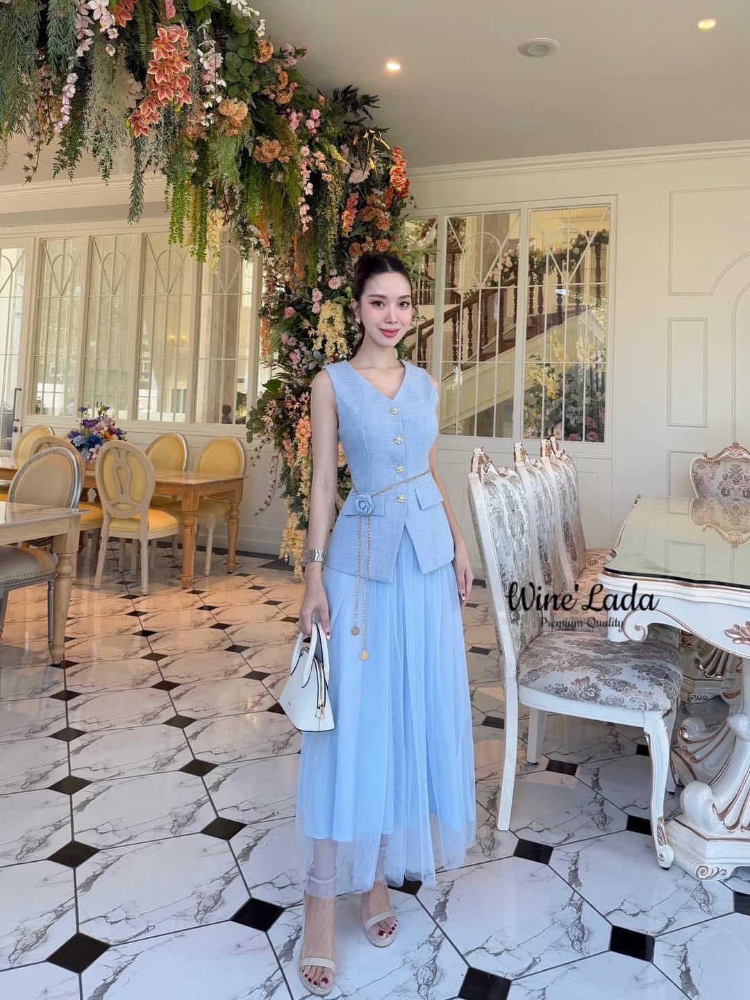 Set 4 Pcs. เช็ทเสื้อแขนกุดกระดุมหน้า เนื้อผ้ามีเทคเจอร์ มาพร้อมกระโปรงมุ้งสีเข้าเซ็ท มีเข็มกลัดดอกไม้และเข็มขัดโซ่ เพิ่มความลัคซู ทรงสวย เป๊ะ สวยหรู ดูแพง มากค่ะ ใส่แล้วผอมเพียว ซับในทั้งตัว ใส่สบาย : สินค้าคุณภาพ (พร้อมส่ง)