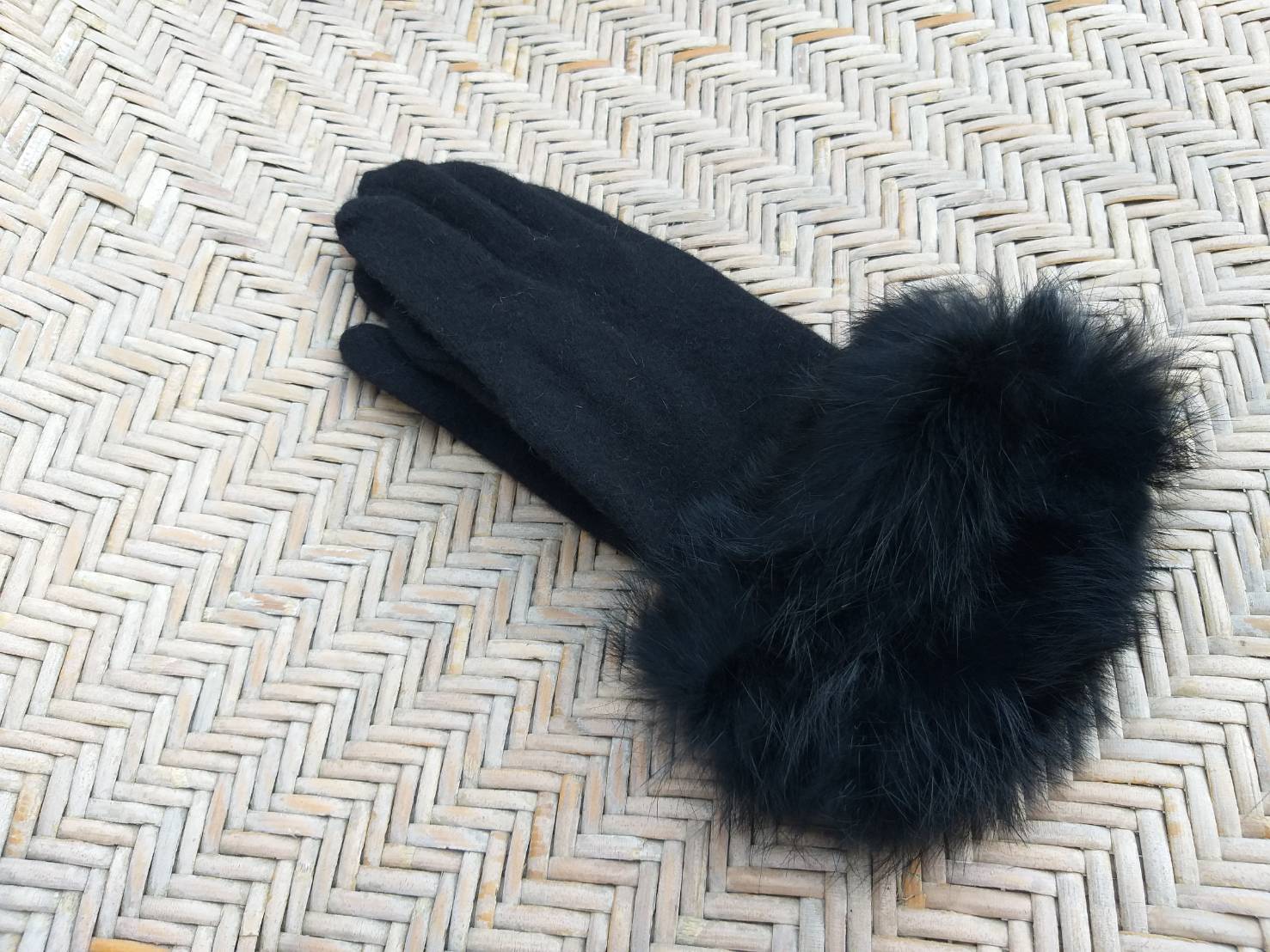 ถุงมือผ้าขนสัตว์สีดำ ข้อมือเฟอร์ (ของใหม่)