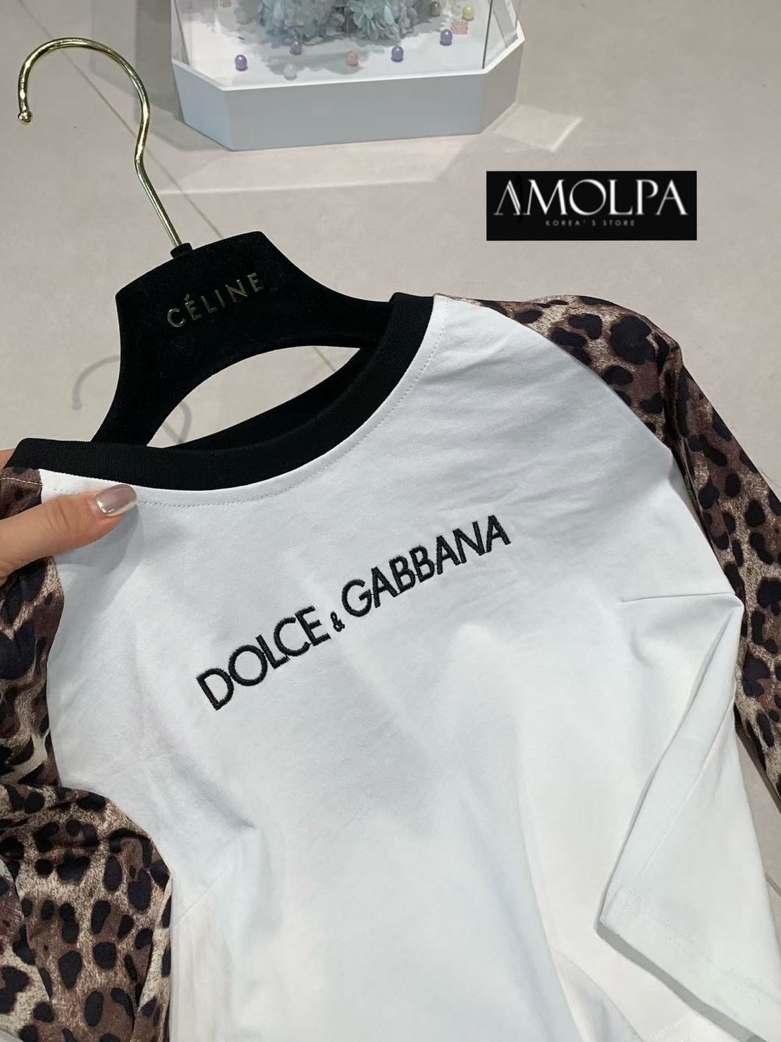 เสื้อแขนยาว DOLCE&GABBANA งาน hiend แต่งแขนลายเสือ หน้าอกปักอักษร งานสวยมากๆ ใส่ได้บ่อย ใส่สบาย : สินค้าคุณภาพ (พร้อมส่ง)