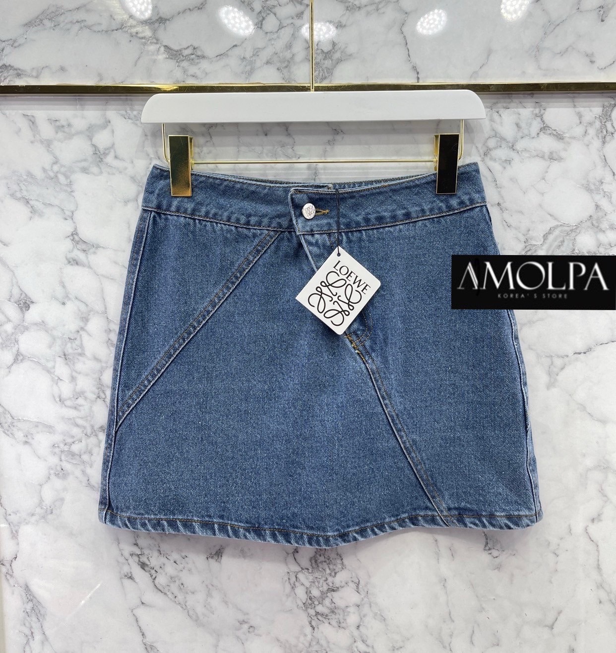 SET LOEWE งานใหม่ 2024SS ตัวเสื้อแขนสั้นแต่งผ้ายีนส์ที่หน้าอก มาพร้อม กระโปรงยีนส์ปักLOGO LOEWE ด้านหลัง ใส่เข้ากันลง ใส่สบาย สินค้าคุณภาพ (พร้อมส่ง)