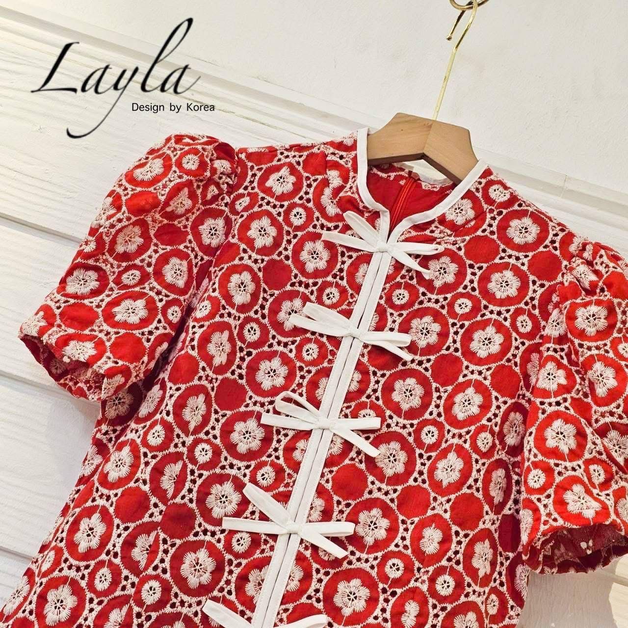 เสื้อกี่เพ้าผ้าปักฉลุลายดอกไม้ ทรงเข้ารูปน่ารัก กุ้นขอบสีขาวรอบตัว แต่งโบว์ปุ๊กปิ๊กสีขาวเข้ากันสุดๆ งานมีซิปยาวด้านหลัง ใส่สบาย : สินค้าคุณภาพ (พร้อมส่ง)