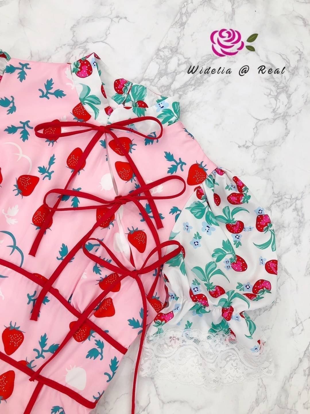 Dress เดรสกี่เพ้าตัวยาวแสนสวยช่วงแขน พองสลับสี ตัวเดรสกุ๊นขอบแดง ชายเดรสผ่าข้าง ใส่สบาย สินค้าคุณภาพ (พร้อมส่ง)