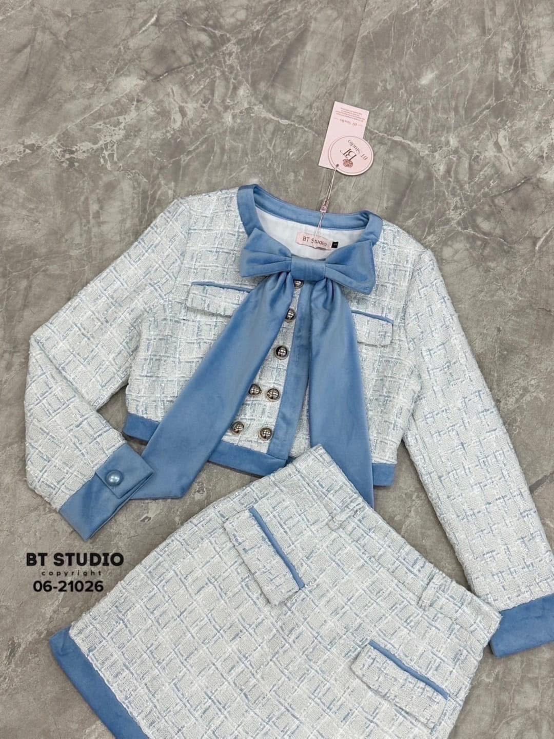 เซท 3 ชิ้น เสื้อเนื้อผ้าทวิสต์แขนยาว ผ้าลายทวิสต์ติดกระดุมหน้าแต่งกระเป๋าหลอก คอกลมปลายชายเสื้อและปลายแขนแต่งแทบกุ้น สีตัดกัน มาพร้อมริบบิ้นโบติดตรงกลาง มาพร้อม กระโปรงสั้น ใส่สบาย : สินค้าคุณภาพ (พร้อมส่ง)