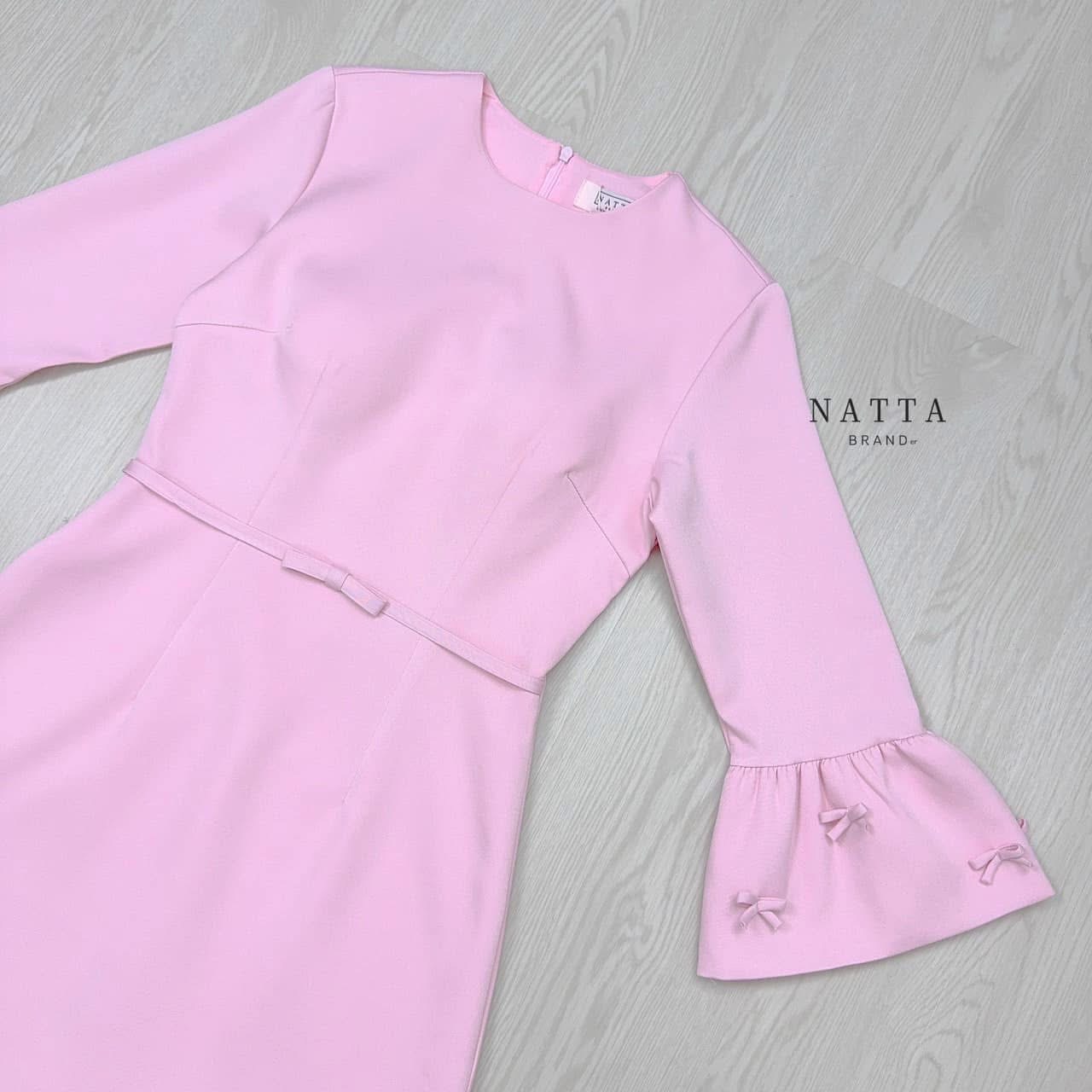 มินิเดรสสีชมพูแขน 3 ส่วน แต่งดีเทลปลายแขนบานนิดหน่อยเพิ่มโบว์เล็กมีความน่ารักมากขึ้น ใส่สบาย : สินค้าคุณภาพ (พร้อมส่ง)