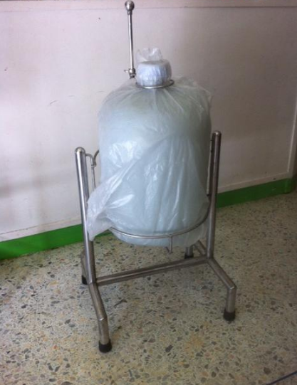 ที่โยกถังน้ำ 20 ลิตรใช้ได้ทั้งถังแบบใสและแบบขุ่น ชิ้นงานทำด้วยสแตนเลส