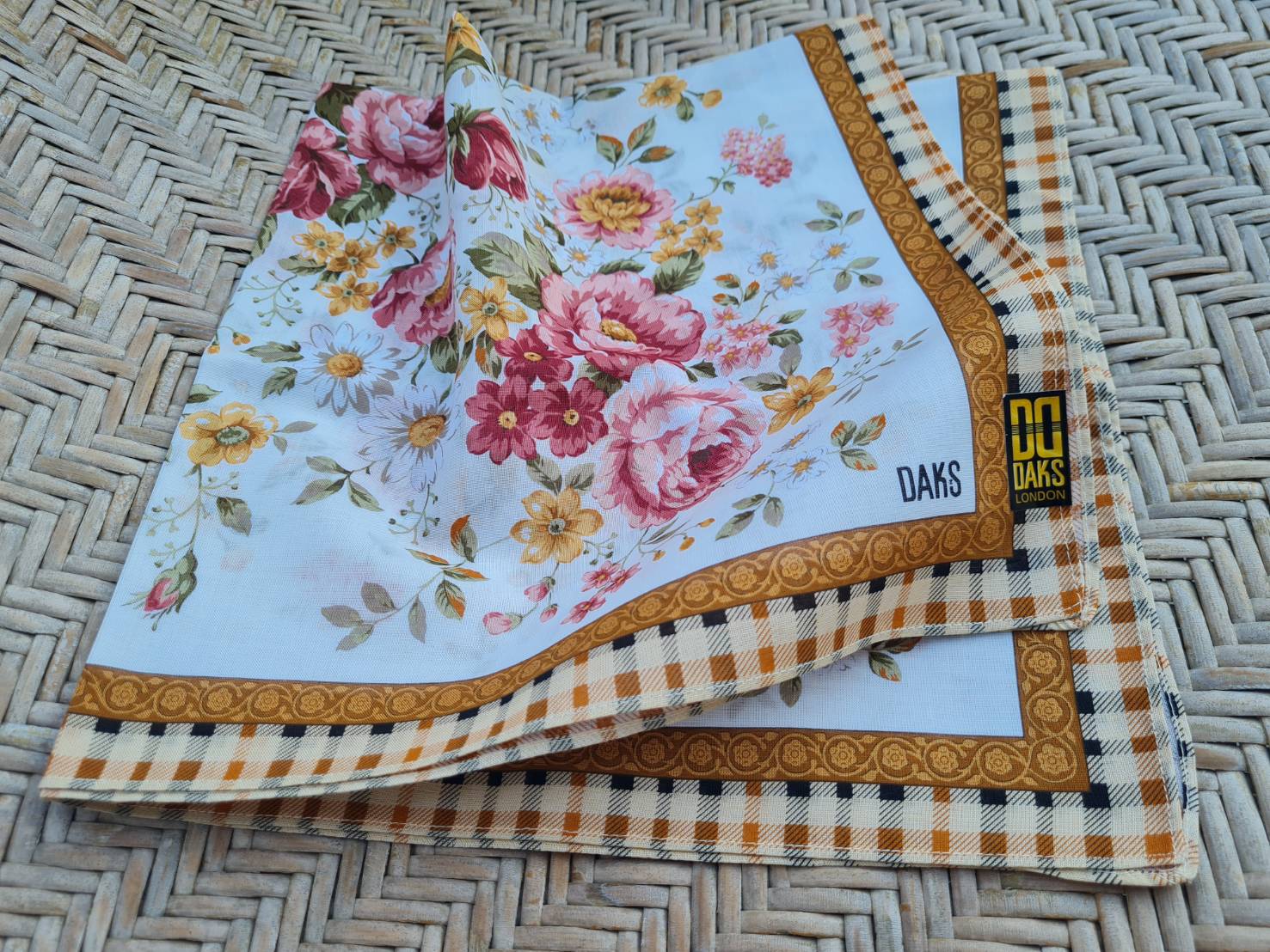 ผ้าเช็ดหน้า DAKS