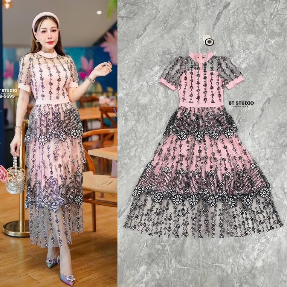 แม๊กซี้เดรสคอกลมงานปักลายดอกไม้สีดำสับดอกสีขาวแต่งระบายเป็นชั้นๆ ๆ แต่งซับในใส่สบาย สินค้าคุณภาพ (พร้อมส่ง)