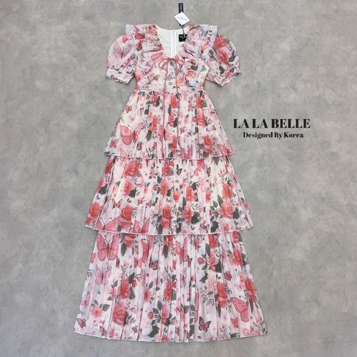 แม็กซี่เดรสลายดอกไม้น่ารักมากคอวีมีสายผูกโบว์แต่งระบายจับจีบช่วงคอและข้างๆคอแขนตุ๊กตาเอวเข้ารูปกระโปรงพีทจับจีบรอบ3ชั้นสวยๆมีซับในถึงปลายชุดใช้ผ้าเยอะมาก ใส่สบาย : สินค้าคุณภาพ (พร้อมส่ง)