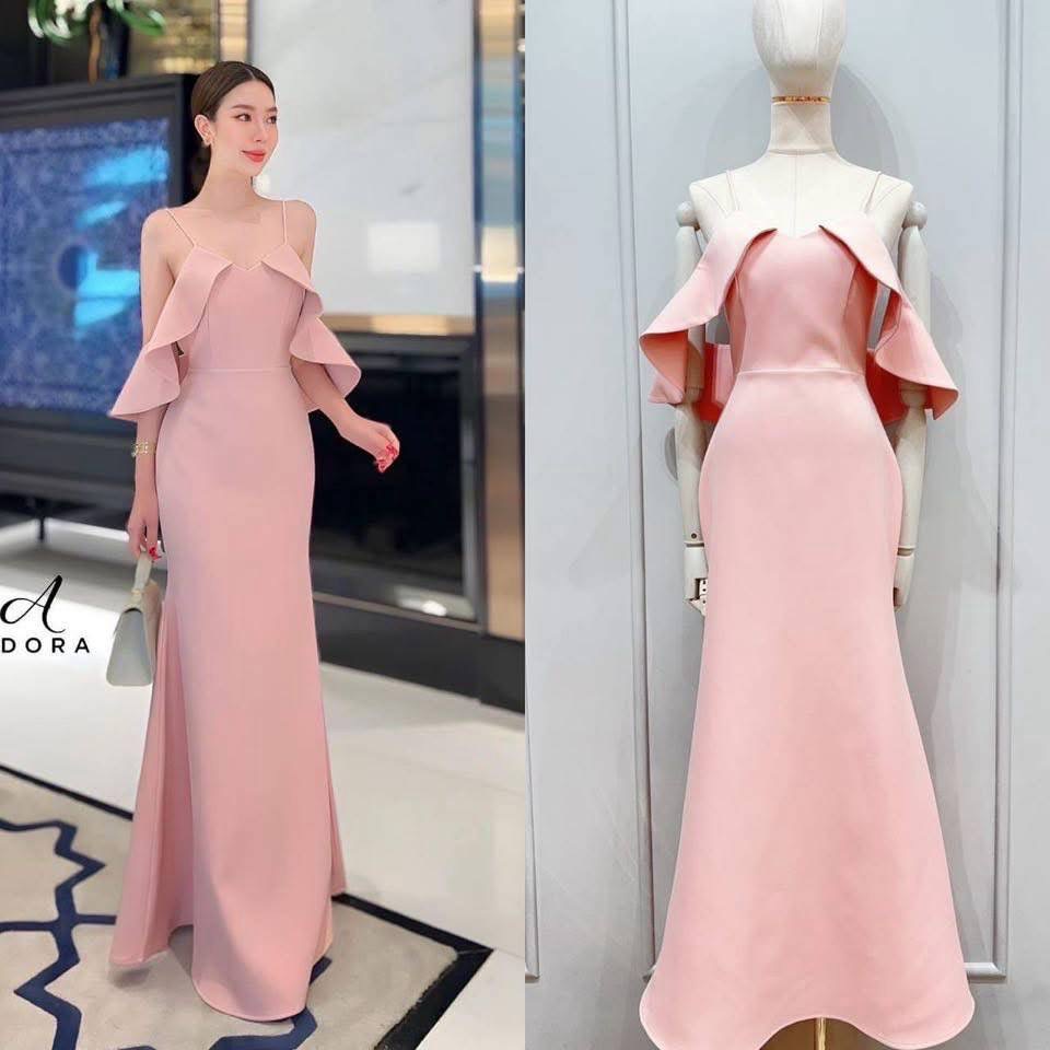 เดรสยาวดีไซน์สายเดี่ยว แต่งระบายช่วงแขน ตัวเดรสใช้ผ้าเนื้อผ้าเกรดพรีเมี่ยมทั้งชุด ดีไซน์กระโปรงทรงหางปลา งานมีซับใน ซิปหลัง ใส่สบาย : สินค้าคุณภาพ (พร้อมส่ง)