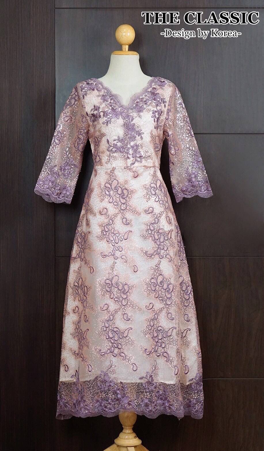 เดรสออกงานปักเลื่อม ใช้ผ้าเนื้อดีปักลวดลายดอกไม้ แขนยาว 3 ส่วน เนื้อผ้าแน่นปักลวดลายชัด ขึ้นลายดอก สวยงาม ปักเน้นย้ำด้วยเลื่อมสีชมพูใส ประกายเพชรกระจายแน่นทั่วตัว ช่วงล่าง ยาวมีซับใน: สินค้าคุณภาพ (พร้อมส่ง)