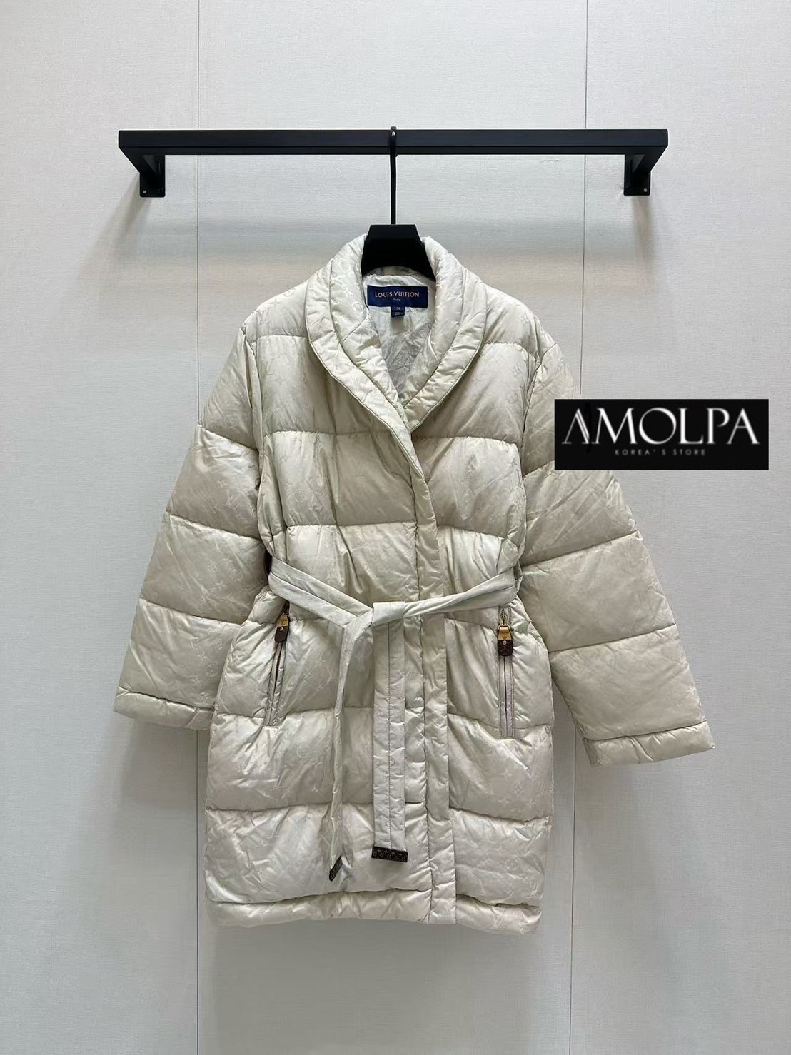 LONG JACKET BOMBER LV งาน hiend ใหม่ล่าสุด งาน 1:1 จริงๆ ตามช๊อปปปป งานสวยยยเป๊ะม๊าก ไม่ผิดหวังแน่นอน งานพรีเมียมมม!! 📍ใส่ได้ทั้ง ช ญ น๊า ใส่สบาย : สินค้าคุณภาพ (พร้อมส่ง)