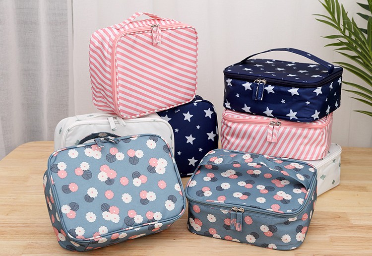 กระเป๋าอเนกประสงค์ กระเป๋าใส่เครื่องสำอาง ขนาดพกพาสะดวก ผลิตจากโพลีเอสเตอร์กันน้ำ (Portable Travel Makeup Cosmetic Bag Organizer Multifunction Case for Women)