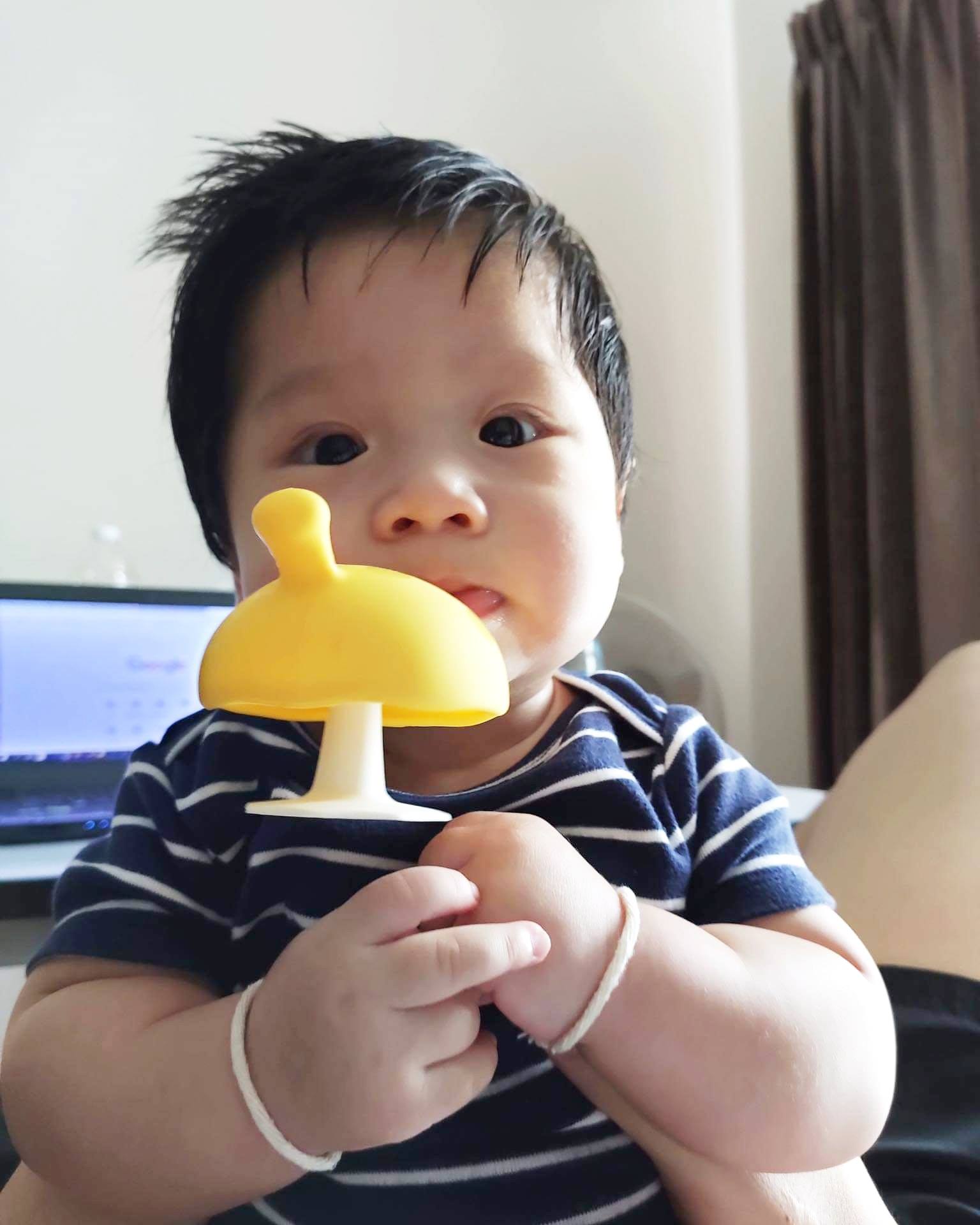 (15050) ยางกัดเห็ด Mombella Mushroom Soothing Teether-Pink ยางกัดสุดฮิตในอังกฤษ(สีชมพู)