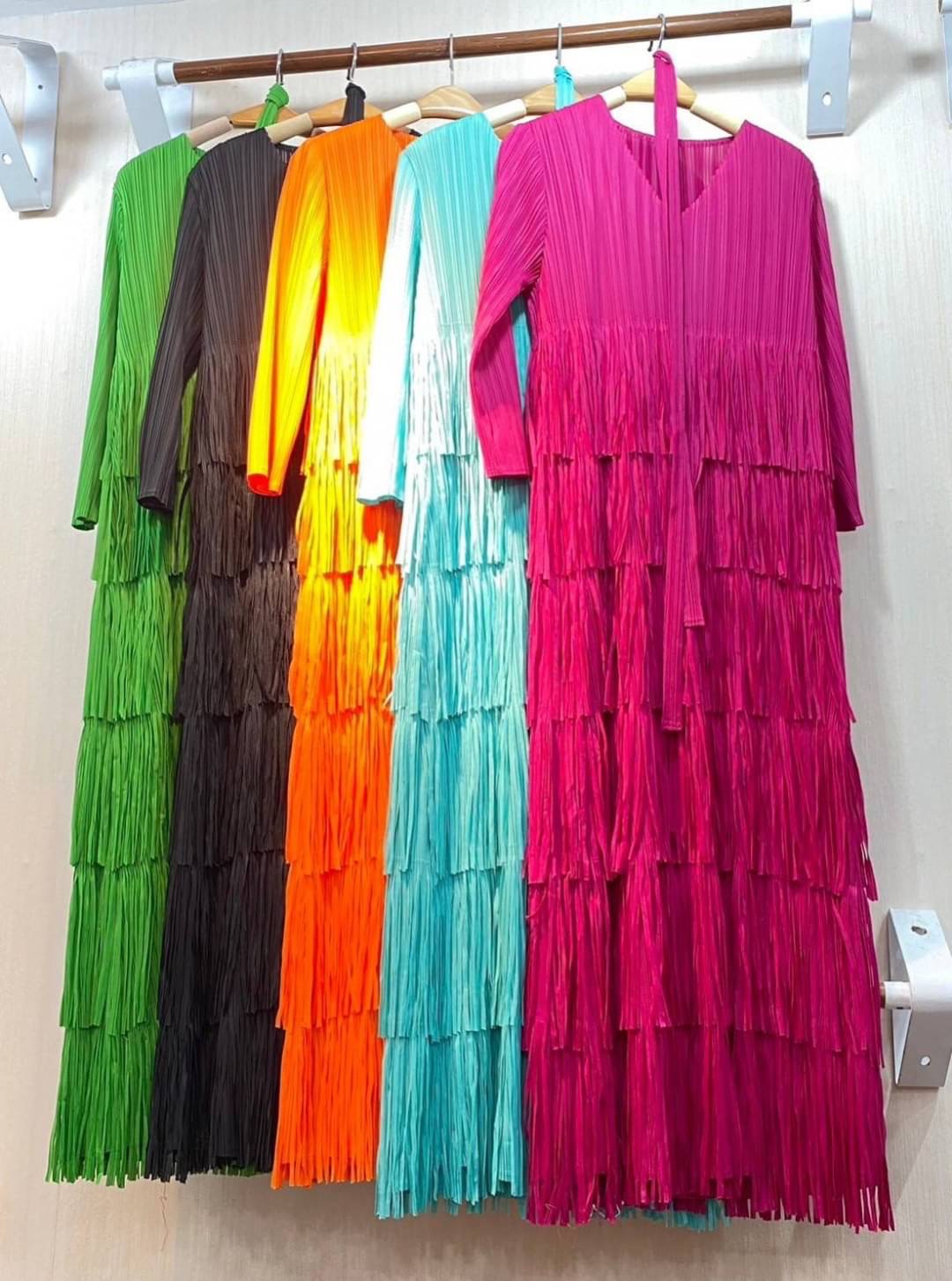 เดรสอัดพลีท คอวี แขนยาว แพตเทิร์นดีงามมว้ากเล่นระดับ ชายพู่ ถึง 6 ชั้น ได้อย่างลงตัว ฟรุ๊งฟริ๊ง ใส่สบาย : สินค้าคุณภาพ (พร้อมส่ง)