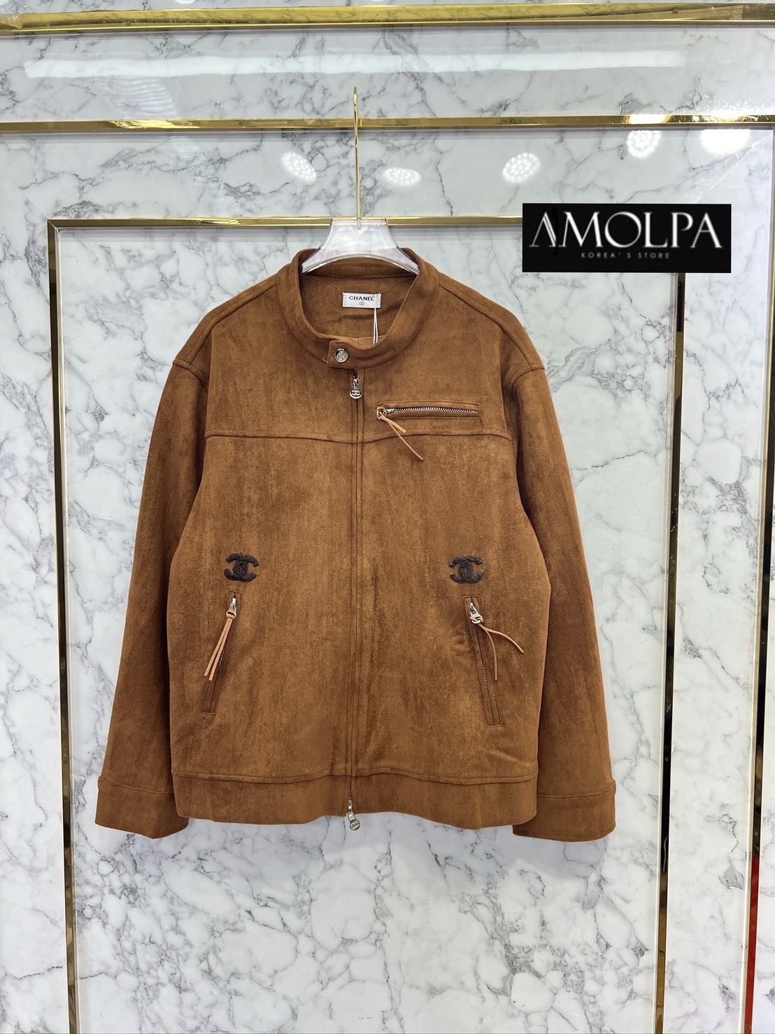 JACKET CC งาน hiend กำมะหยี่ 2024SS เนื้อผ้าดีมาก มีน้ำหนักสุดๆ ปั้มโลโก้ทุกจุดด ห้ามพลาดเลยน๊า สวยสุดๆ ใส่สบาย : สินค้าคุณภาพ (พร้อมส่ง)