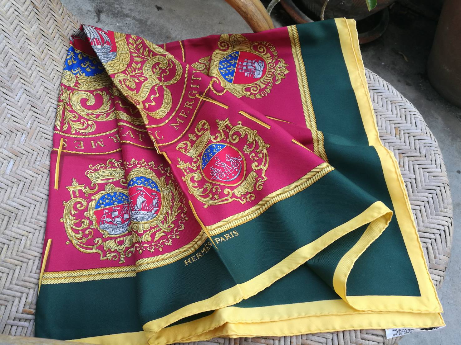 ผ้าพันคอ Hermès scarf LES ARMES DE PARIS ของแท้