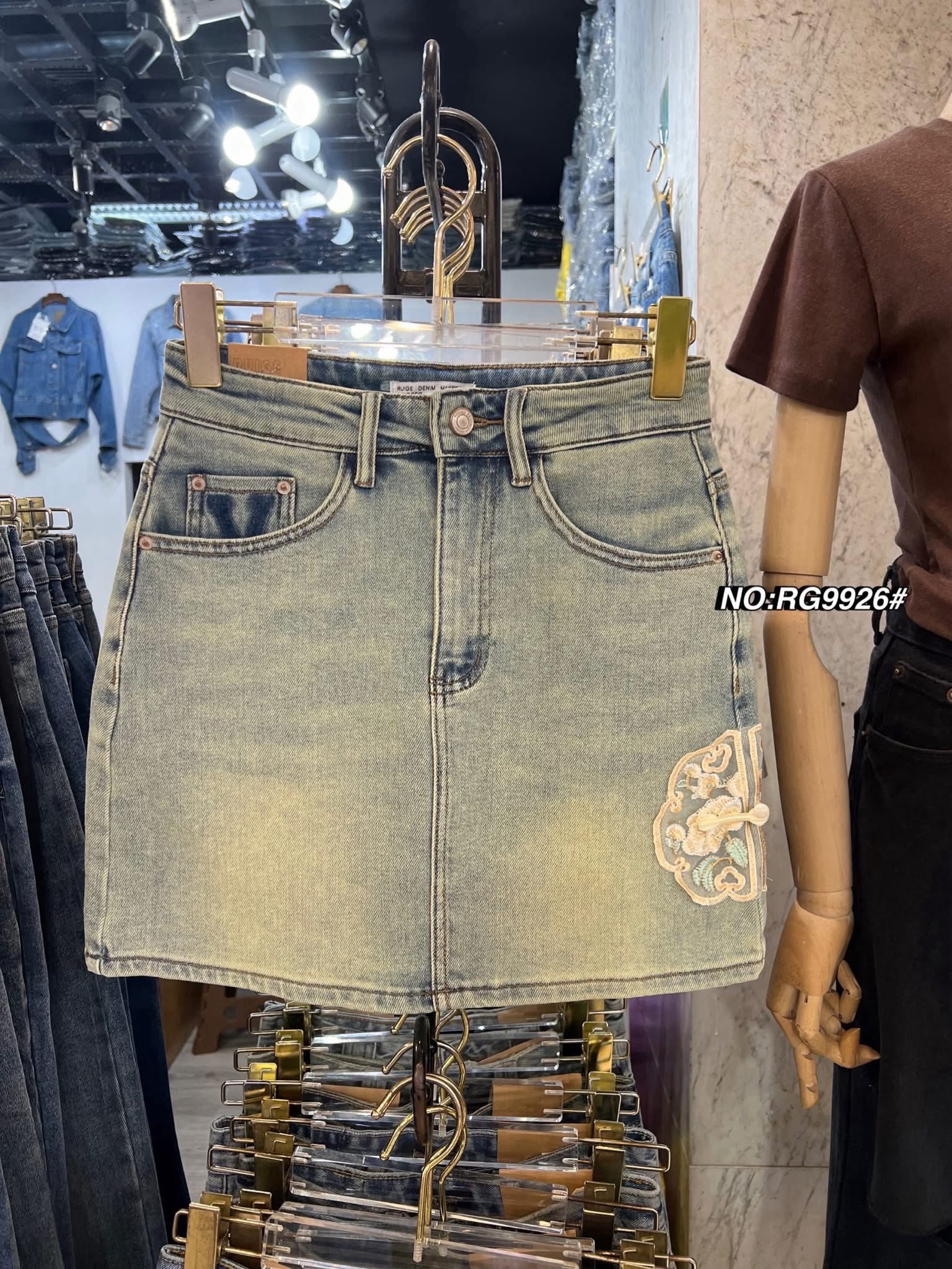 กระโปรงกางเกงสุดฮิต!!! ยีนส์ดีไซส์น่ารัก (ผ้ายืด) โลโก้สวยมาก ด้านในมีซับในกางเกง ใส่สบาย : สินค้าคุณภาพ (พร้อมส่ง)