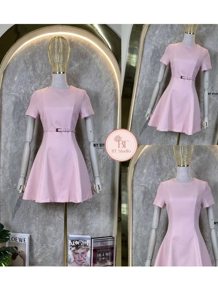 เดรสสั้นแขนสั้นคอกลม กระโปรงบานออก มาพร้อมเข็มขัดเส้นเล็กสีขาว งานเนื้อผ้าสวยมากมีลายในตัว มีซับในจ้า ใส่สบาย : สินค้าคุณภาพ (พร้อมส่ง)