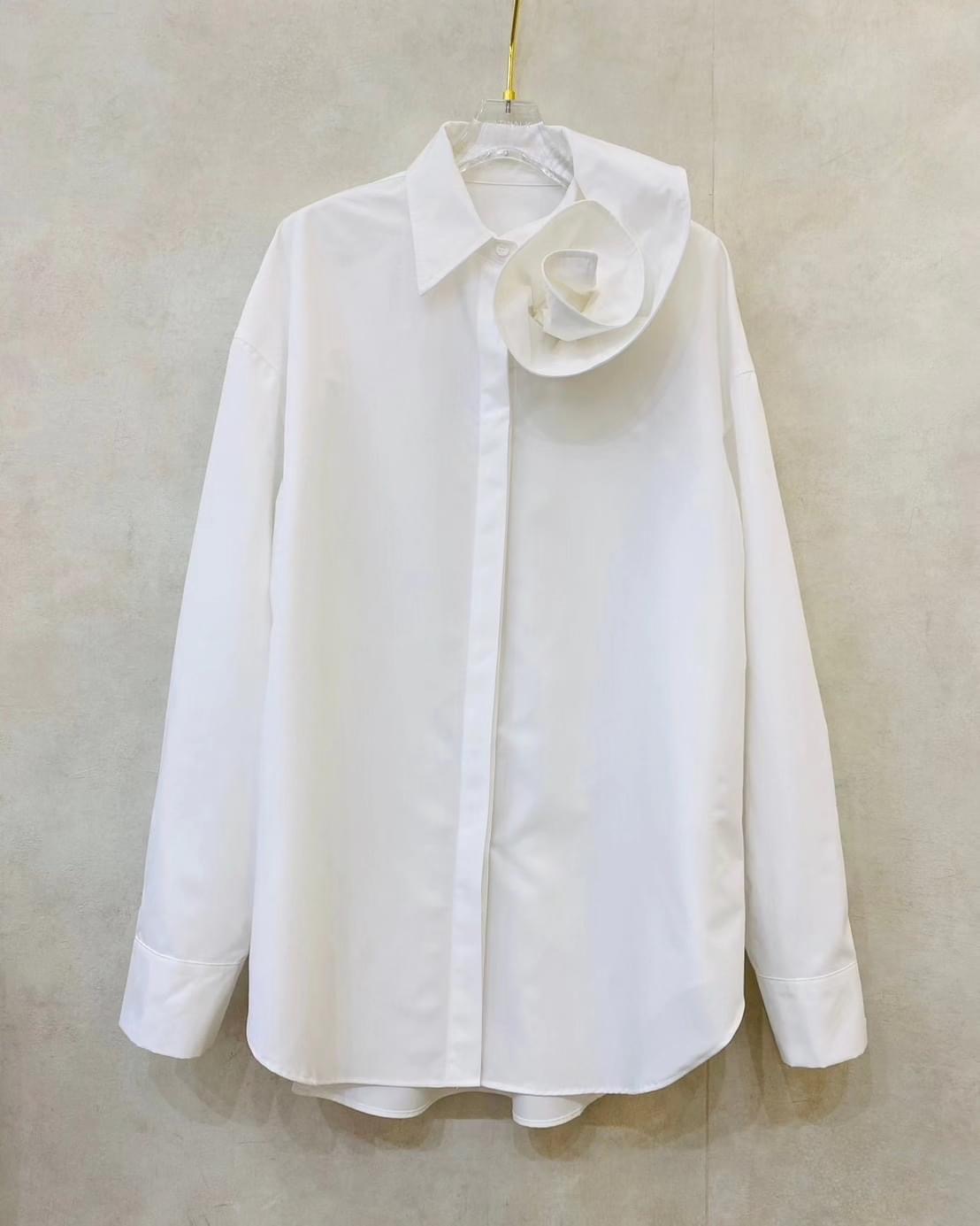 เสื้อเชิ้ตปกคอดอกไม้ ตัวเสื้อเป็นทรงปล่อยๆเท่ห์ๆ คอปกดีไซน์ให้เป็นดอกกุหลาบ ตะเข็บด้านในตัวเสื้อเย็บเก็บขอบอย่างละเอียด เนื้อผ้าเกรดเอ ใส่สบาย : สินค้าคุณภาพ (พร้อมส่ง)