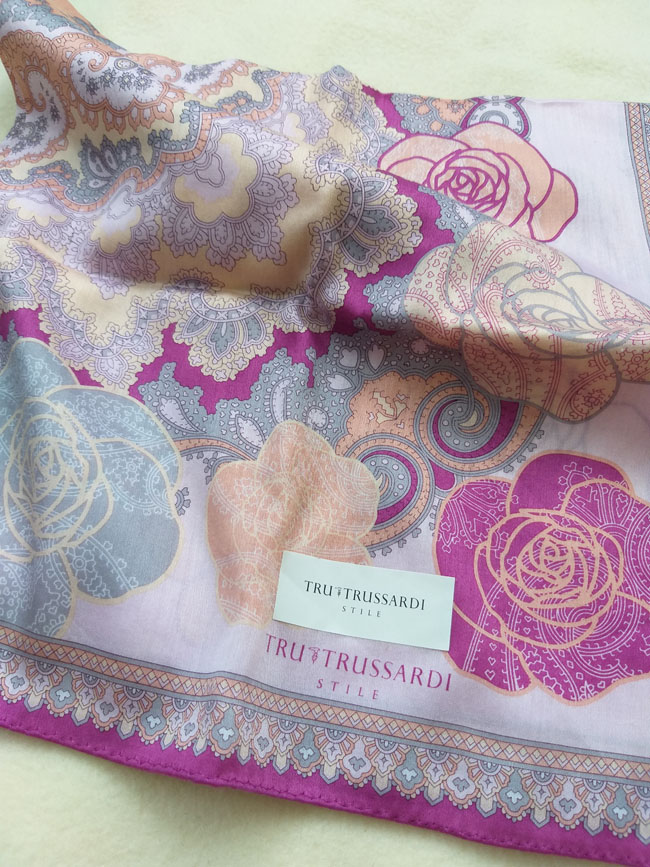 ผ้าเช็ดหน้าผืนใหญ่ TRUSSARDI ใช้ผูกคอก็ได้ผืนนี้