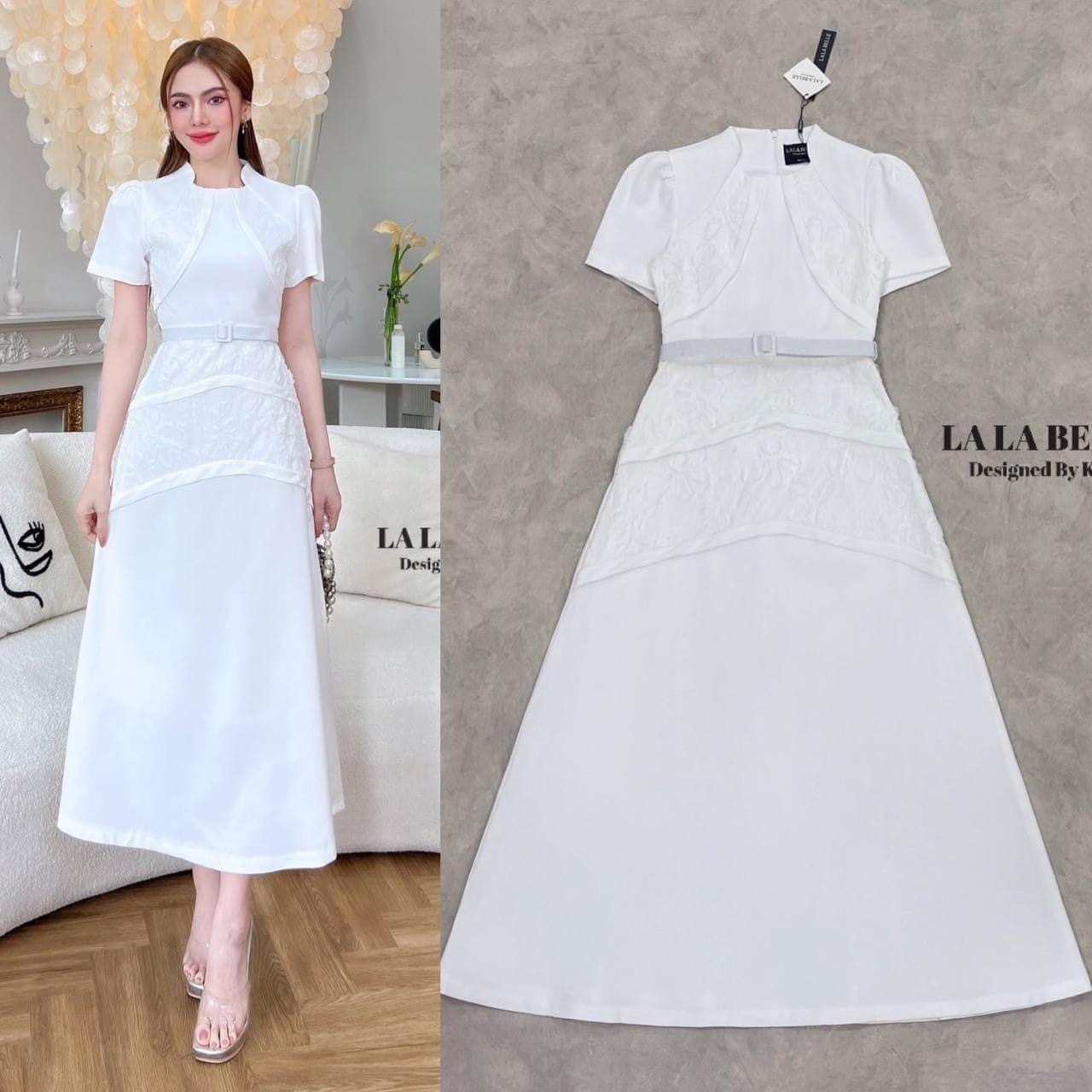 เดรสผ้าสูทคแเหลี่ยมทรงคอตั้ง แขนสั้นแต่งลูกไม้ลายดอกไม้ช่วงอกและ กระโปรง2ชั้นเอวเข้าทรงมีเข็มขัดเข้าชุด เนื้อผ้าสูทมีซับในอัดกาวอย่างดี ใส่สบาย สินค้าคุณภาพ (พร้อมส่ง)