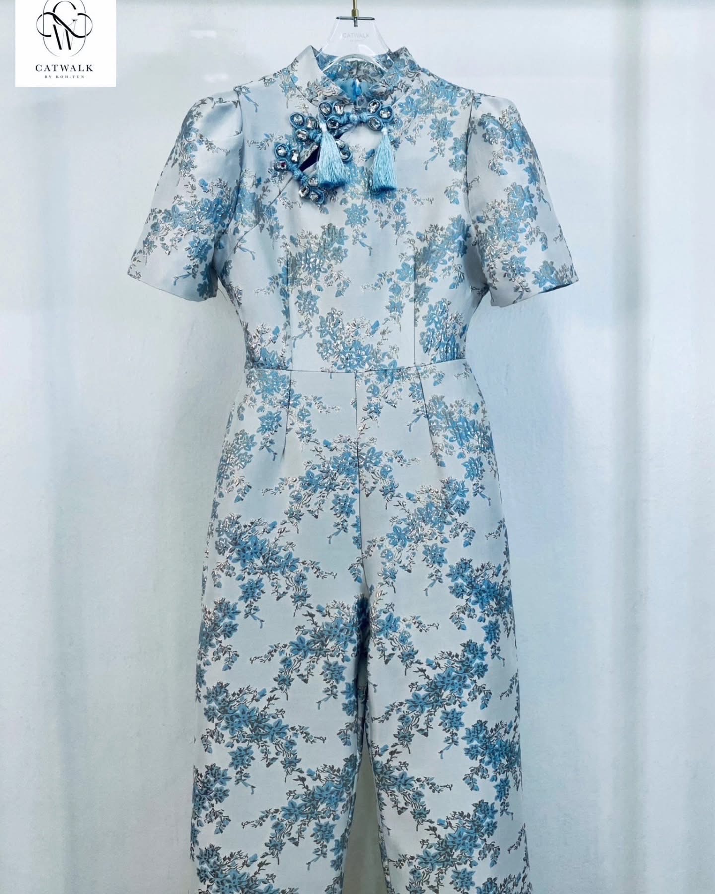 กี่เพ้า จั้มสูทกี่เพ้าน่ารักๆ เนื้อผ้าเกรดเอ ทอลายดอกไม้ในตัว ใส่สบาย : สินค้าคุณภาพ (พร้อมส่ง)