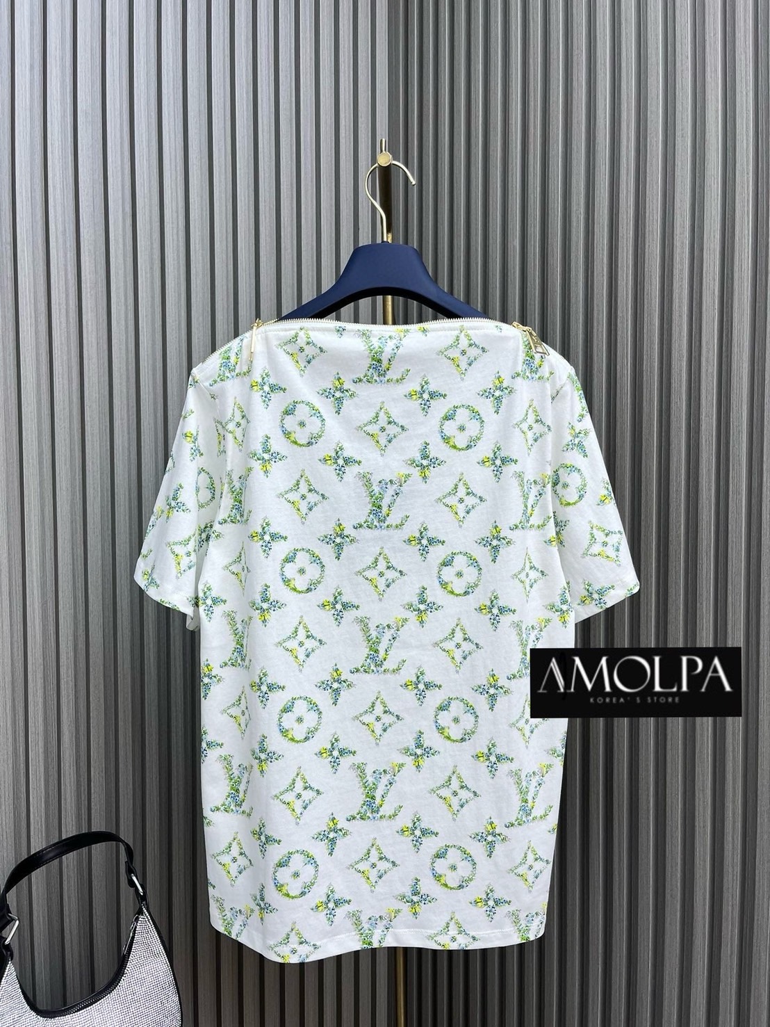 เสื้อยืดแขนสั้น LV ปาดไหล่ ลายใหม่ชนช๊อปป ใส่สบาย : สินค้าคุณภาพ (พร้อมส่ง)