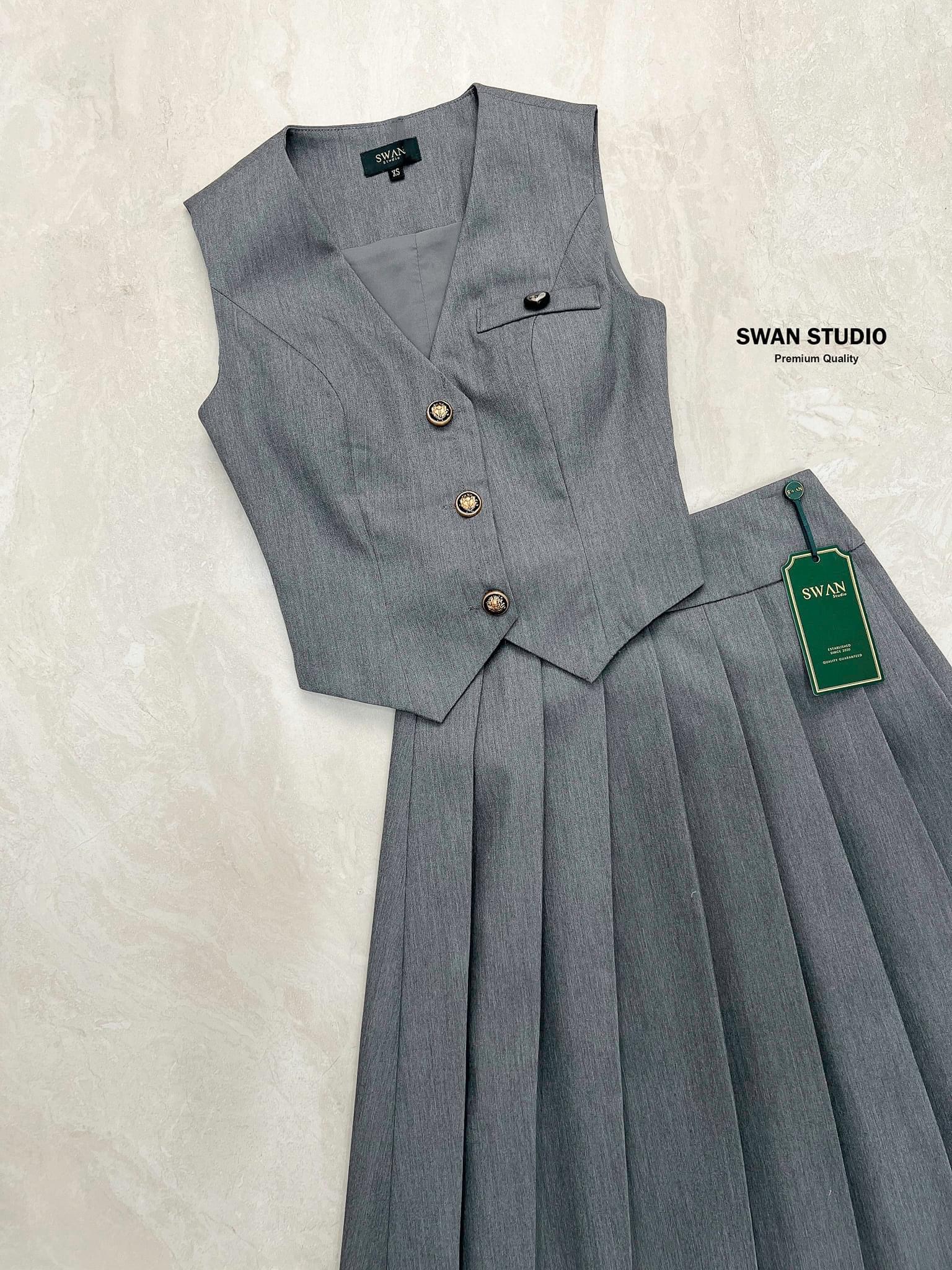 เซทเสื้อกั๊กแขนกุดสีเทา แต่งกระดุมหัวใจที่อก มีเสริมฟองน้ำในตัว มากับกระโปรงยาวอัดพลีท ใส่สบาย สินค้าคุณภาพ (พร้อมส่ง)