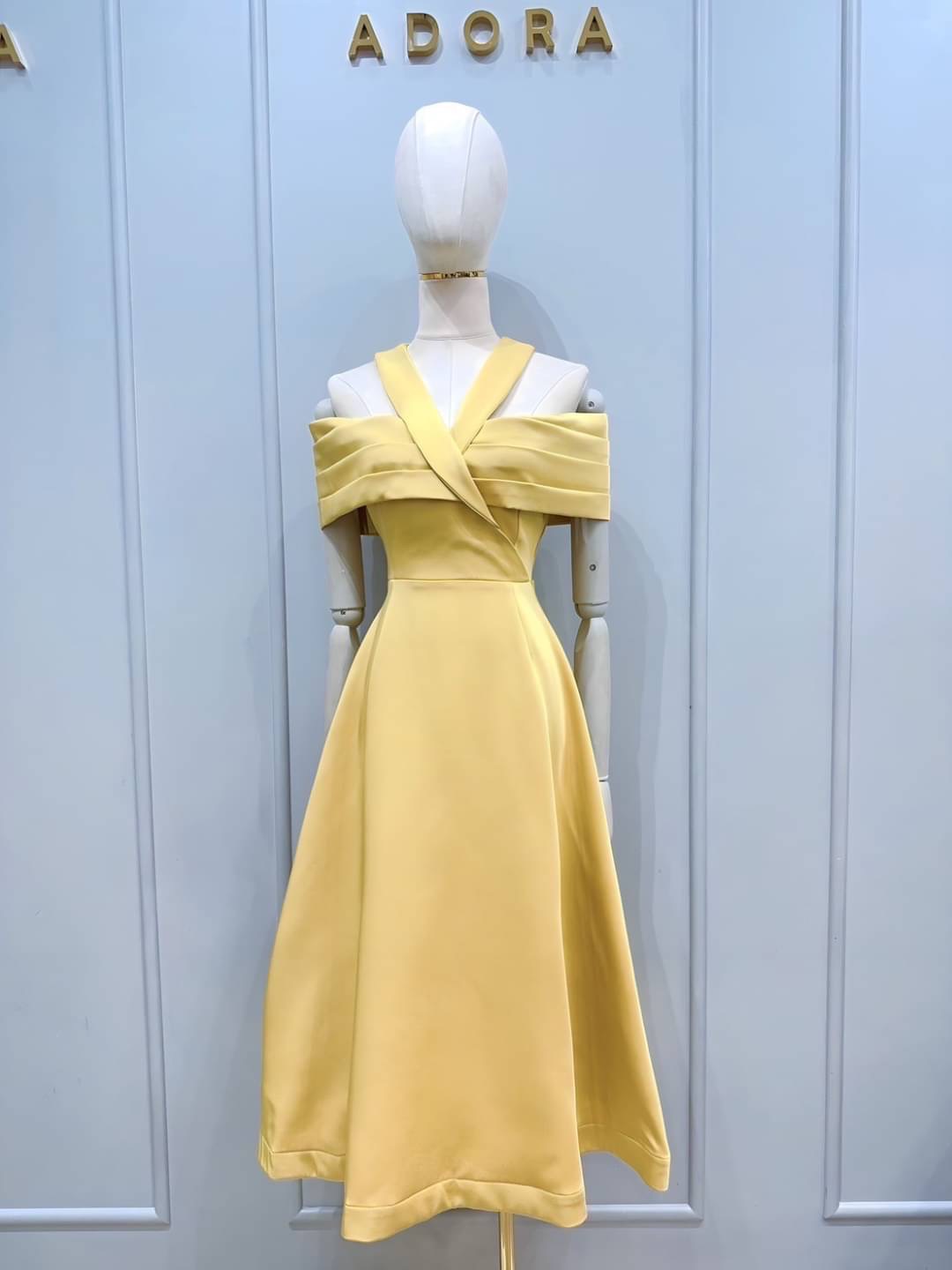 แม๊คซี่เดรสดีไซน์คอวีแบบไขว้แต่งดีเทลจับจีบช่วงอกกระโปรงทรงเอาบานสวิง ตัวเดรสใช่เนื้อผ้าเกรดพรีเมี่ยม มีน้ำหนักทิ้งตัวสวยๆ มีซับใน เป็นงานซิปหลัง ใส่สบาย : สินค้าคุณภาพ (พร้อมส่ง)