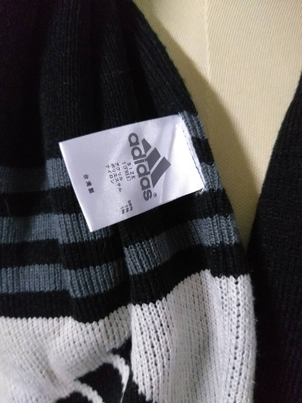 ผ้าพันคอไหมพรม adidas (ของใหม่)