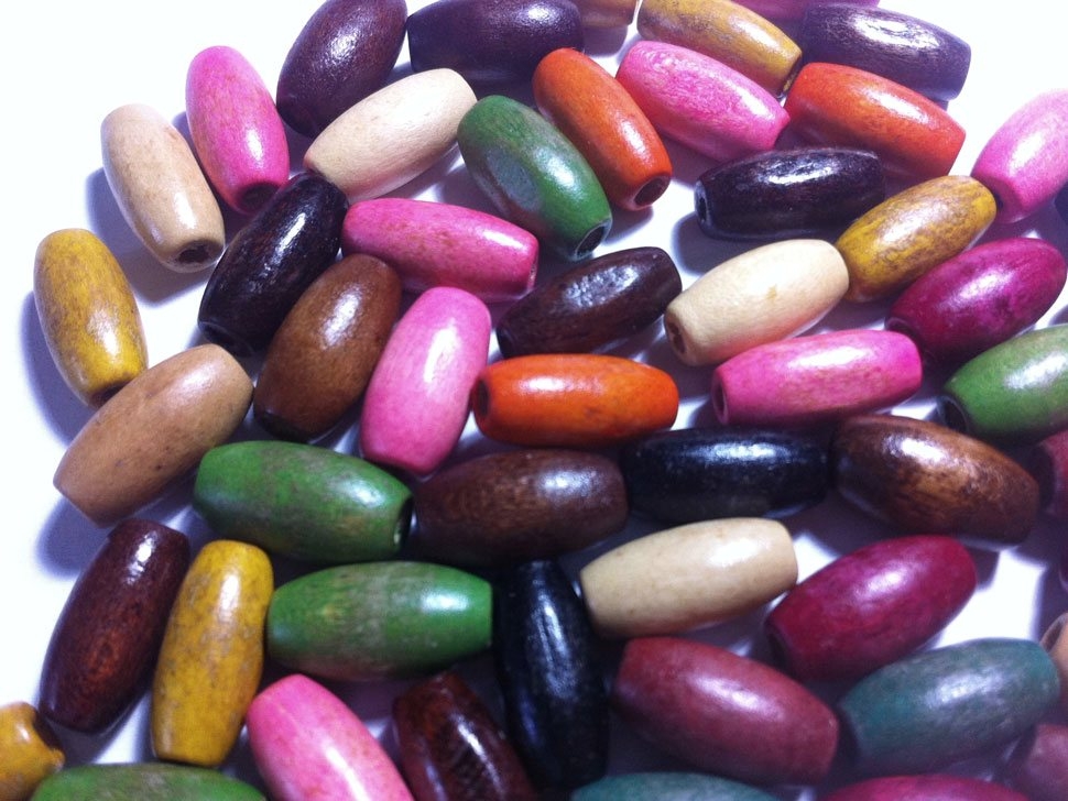 7089mt ลูกปัดไม้หลอดยาวรี คละสี ขนาด 0.8 x 1.4 ซม. (10 กรัม 34 ชิ้น)